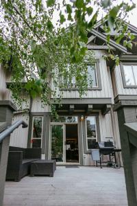 ein Haus mit einer Eingangstür und einer Veranda in der Unterkunft Hearthstone Townhomes by StayIn in Panorama