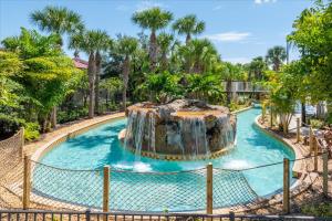 una piscina en un complejo con cascada en Spacious Home in FantasyWorld, en Kissimmee