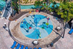 Una vista aérea de una piscina con un parque acuático. en Spacious Home in FantasyWorld, en Kissimmee