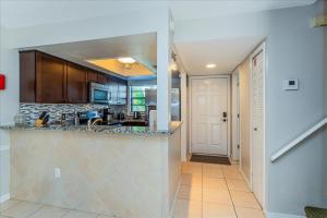 una cocina con fregadero y encimera en Spacious Home in FantasyWorld, en Kissimmee