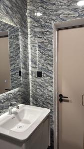 フリータウンにあるAberdeen Richview Luxury Apartments Your Private Ensuite Room in a 3Bed Luxury Apartment H101-2の洗面台と鏡のあるバスルーム