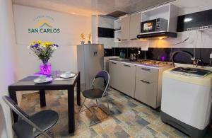 Nhà bếp/bếp nhỏ tại Aparta Hotel en San Carlos
