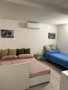 Un ou plusieurs lits dans un hébergement de l'établissement Villa Lara - mit separatem extra Zimmer mit Wc und Dusche