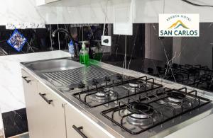 Nhà bếp/bếp nhỏ tại Aparta Hotel en San Carlos