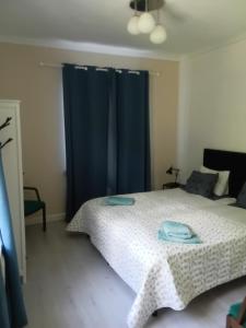 - une chambre avec un lit doté de rideaux bleus dans l'établissement Gula Villan Värdshus, à Glommersträsk