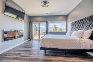 Кровать или кровати в номере Mountain Crest Retreat - BBQ, Hot Tub, Theatre
