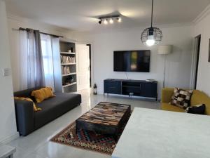 Μια τηλεόραση ή/και κέντρο ψυχαγωγίας στο G's Apartments Cape Town +14 φωτογραφίες