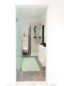 Un baño de Apartment am Bödele 5 fotos más