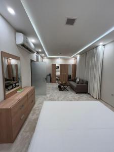 Olive Tree Hotel的电视和/或娱乐中心