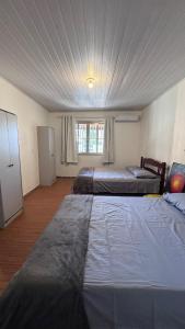 Großes Zimmer mit 2 Betten. in der Unterkunft Casa das Palmeiras - 80 metros do mar in Navegantes