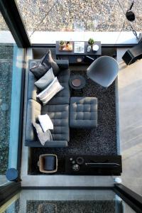 ラ・ロシュ・アン・アルデンヌにあるArduenna Silva ecologic designer houseのソファとテーブルのあるリビングルーム