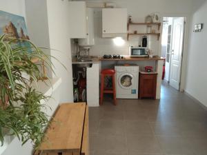 kuchnia z pralką i suszarką w pokoju w obiekcie Apartamentos Málaga Centro Hernán Ruiz de 4 a 8 Personas w Maladze +37 zdjęć