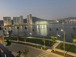 Výhled na řeku, která protéká v blízkosti rezortu