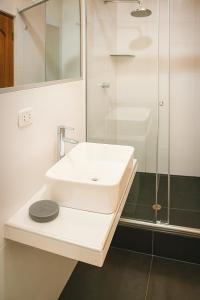 ein weißes Badezimmer mit Waschbecken und Dusche in der Unterkunft Moderno y hermoso apartamento en Tarapoto con 3 Dormitorios, ideal para familias in Tarapoto