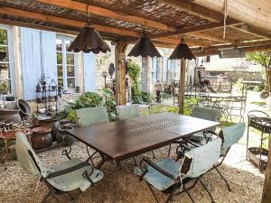 a patio with a table and chairs in a yard at le vieux prieure in Cressé