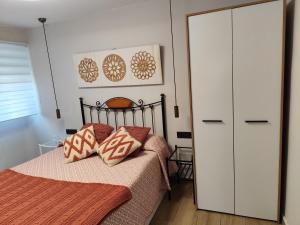 Posteľ alebo postele v izbe v ubytovaní Apartamento De la Haya, junto al Teatro Romano
