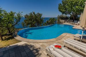 Olive Resort & Villas内部或周边的泳池