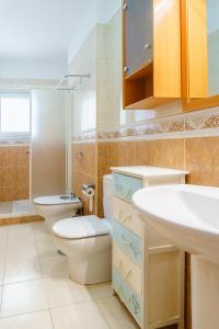 a bathroom with a toilet and a sink at Living Sol - Centric Urban Room in Santa Cruz de Tenerife