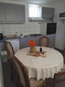 Kuchyň nebo kuchyňský kout v ubytování Apartman "Vuković"