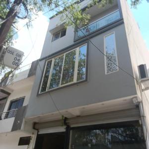 乌贾因Hotel Shiv palace的房屋的一侧设有窗户