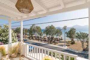 アダマスにあるAmmos seafront houseの白いポーチ