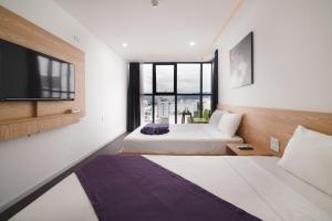 Postel nebo postele na pokoji v ubytování Dolphin Hotel Nha Trang