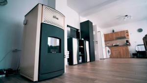 ein Raum mit einer Tür in der Mitte eines Raumes in der Unterkunft Pensiunea Mars House in Ciocăneşti