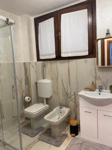 a bathroom with a toilet and a sink at CASA vicino a Malpensa, VARESE, COMO, MI in Gerenzano +13 photos