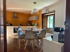 una cocina con mesa y sillas. en Casa do Bidueiro, en Luou 36 fotos más