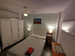 niewielka sypialnia z łóżkiem i szafką w obiekcie Apartamentos Málaga Centro Hernán Ruiz de 4 a 8 Personas w Maladze