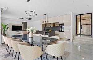 ein Esszimmer und eine Küche mit Tisch und Stühlen in der Unterkunft Villa Bellezza A Luxurious Retreat in Imotski in Imotski