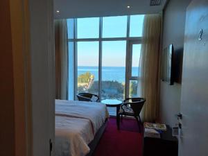 Rúm í herbergi á Blue Waves Hotel Abu Halifa أمواج الخليج الزرقاء أبو حليفة +28 myndir