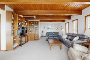 Χώρος καθιστικού στο Rascals Oceanfront Retreat