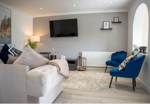 Μια τηλεόραση ή/και κέντρο ψυχαγωγίας στο Flamingo Short Lets 4 Bed 4 Bath House Neath Hill