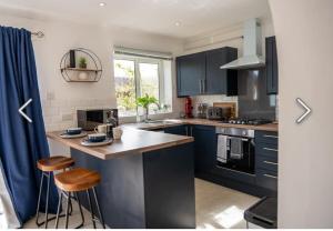 Η κουζίνα ή μικρή κουζίνα στο Flamingo Short Lets 4 Bed 4 Bath House Neath Hill