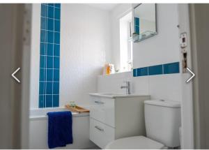 Ένα μπάνιο στο Flamingo Short Lets 4 Bed 4 Bath House Neath Hill