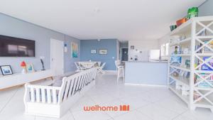 a living room with a kitchen and a dining room at Apartamento em Bertioga com vista para o mar in Bertioga