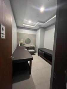 Giường trong phòng chung tại Affordable, Cozy and Spacious 1 BR Staycation Near MOA, Airport, Manila Bay, PICC and CPP Pet-Friendly with Pool, Fast WiFi, Netflix