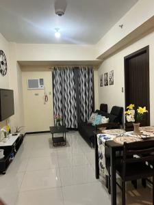 TV/trung tâm giải trí tại Affordable, Cozy and Spacious 1 BR Staycation Near MOA, Airport, Manila Bay, PICC and CPP Pet-Friendly with Pool, Fast WiFi, Netflix