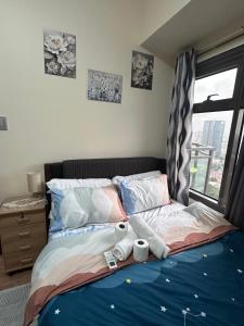 Giường trong phòng chung tại Affordable, Cozy and Spacious 1 BR Staycation Near MOA, Airport, Manila Bay, PICC and CPP Pet-Friendly with Pool, Fast WiFi, Netflix
