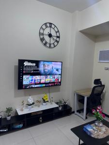 TV/trung tâm giải trí tại Affordable, Cozy and Spacious 1 BR Staycation Near MOA, Airport, Manila Bay, PICC and CPP Pet-Friendly with Pool, Fast WiFi, Netflix