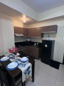 Nhà bếp/bếp nhỏ tại Affordable, Cozy and Spacious 1 BR Staycation Near MOA, Airport, Manila Bay, PICC and CPP Pet-Friendly with Pool, Fast WiFi, Netflix