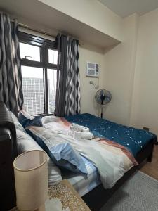 Giường trong phòng chung tại Affordable, Cozy and Spacious 1 BR Staycation Near MOA, Airport, Manila Bay, PICC and CPP Pet-Friendly with Pool, Fast WiFi, Netflix