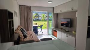 Μια τηλεόραση ή/και κέντρο ψυχαγωγίας στο Flat Aconchegante no Club Meridional Carneiros bLP