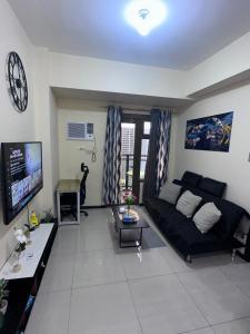TV/trung tâm giải trí tại Affordable, Cozy and Spacious 1 BR Staycation Near MOA, Airport, Manila Bay, PICC and CPP Pet-Friendly with Pool, Fast WiFi, Netflix