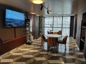 TV a/nebo společenská místnost v ubytování Hotel American Visa Normandia