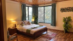 Nathia GaliUmda Hotel Montana的一间带床和大窗户的卧室