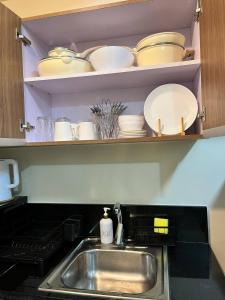 Nhà bếp/bếp nhỏ tại Affordable, Cozy and Spacious 1 BR Staycation Near MOA, Airport, Manila Bay, PICC and CPP Pet-Friendly with Pool, Fast WiFi, Netflix