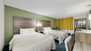 een hotelkamer met twee bedden en een televisie bij Quality Inn Van Horn in Van Horn