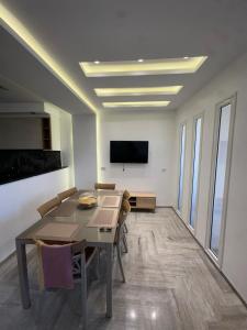 Μια τηλεόραση ή/και κέντρο ψυχαγωγίας στο Beach Apartment in Ezzahra, Kelibia